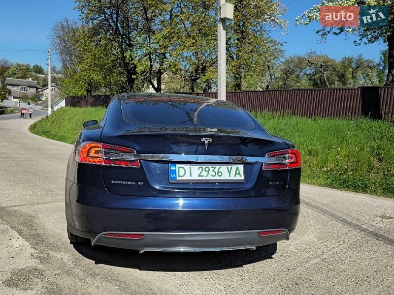Ліфтбек Tesla Model S 2013 в Чернівцях