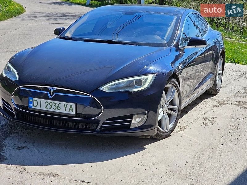 Ліфтбек Tesla Model S 2013 в Чернівцях