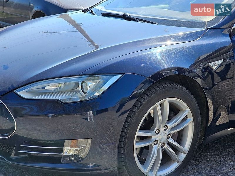 Ліфтбек Tesla Model S 2013 в Чернівцях