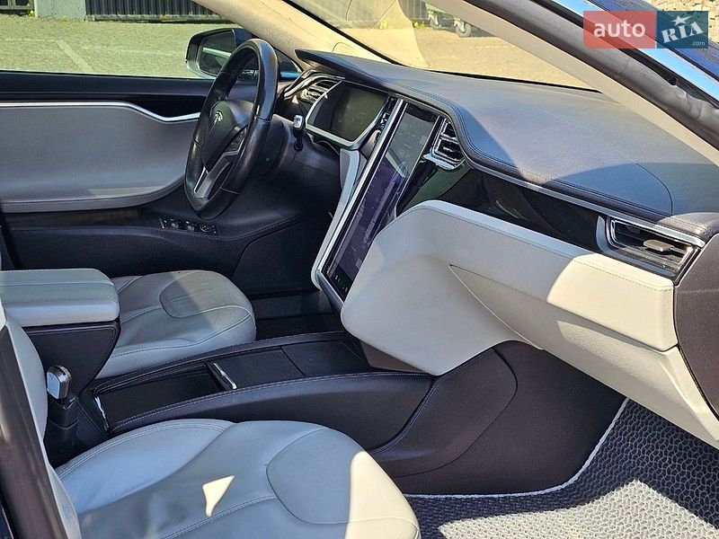 Ліфтбек Tesla Model S 2013 в Чернівцях