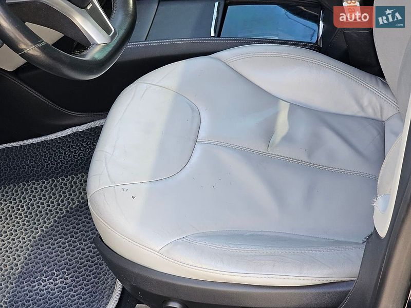 Ліфтбек Tesla Model S 2013 в Чернівцях