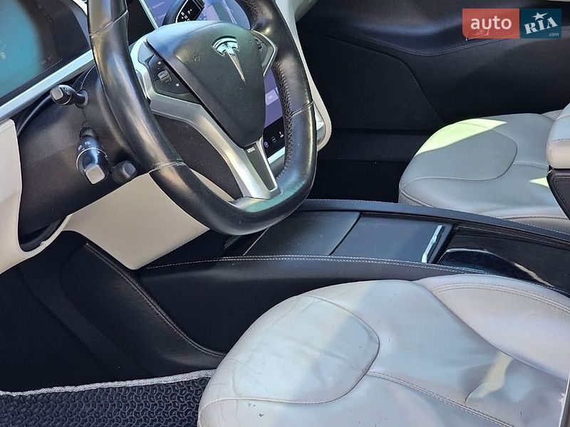 Ліфтбек Tesla Model S 2013 в Чернівцях