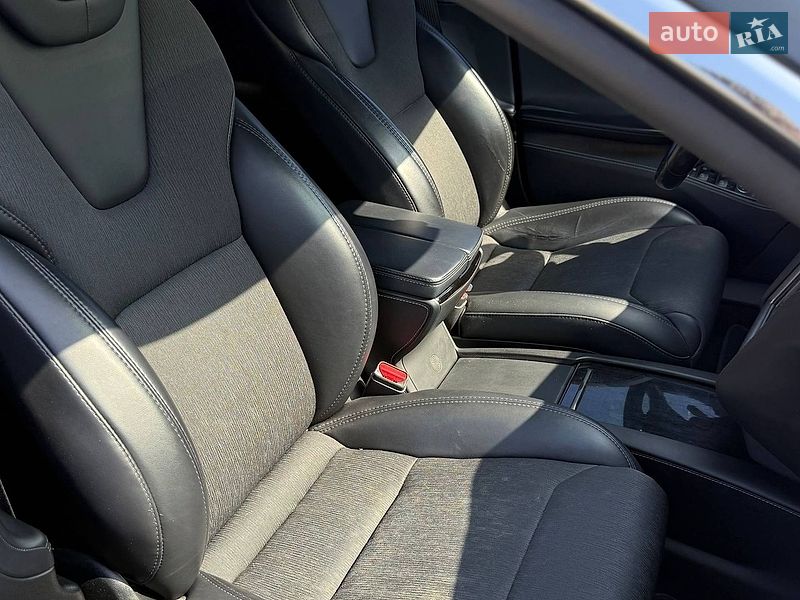 Ліфтбек Tesla Model S 2018 в Чернівцях