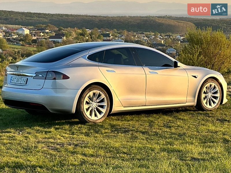Лифтбек Tesla Model S 2016 в Ивано-Франковске