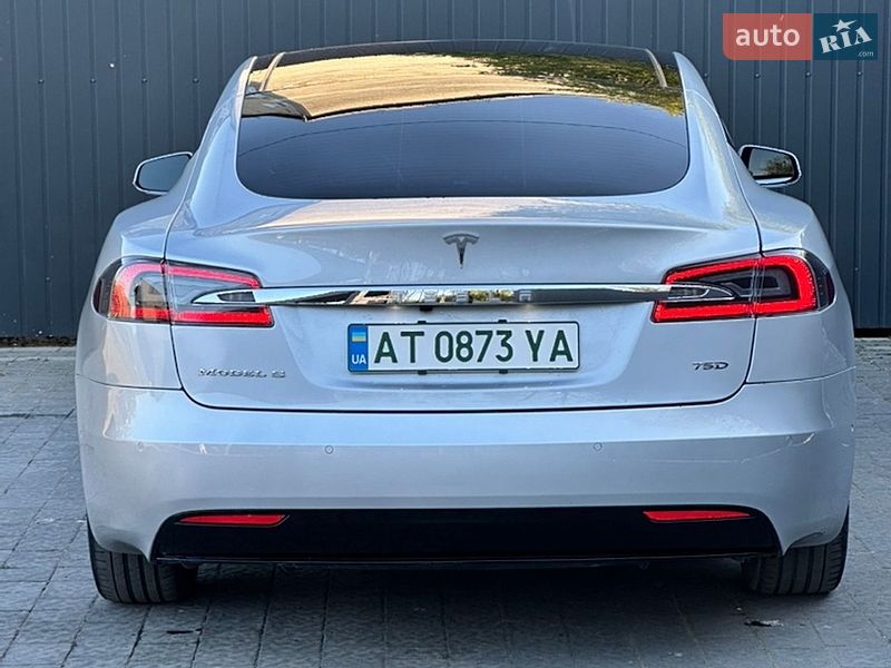 Лифтбек Tesla Model S 2016 в Ивано-Франковске