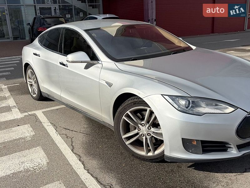 Ліфтбек Tesla Model S 2013 в Києві