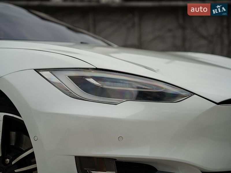 Лифтбек Tesla Model S 2016 в Черновцах