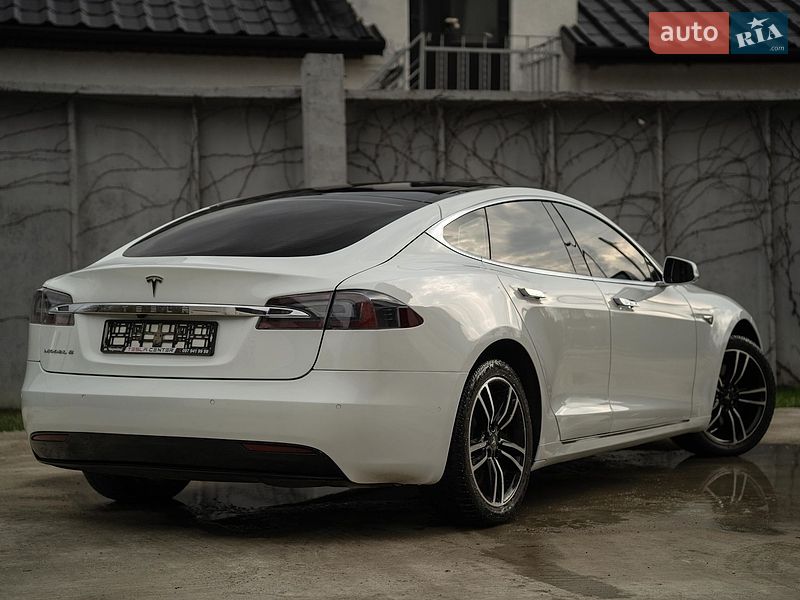 Лифтбек Tesla Model S 2016 в Черновцах