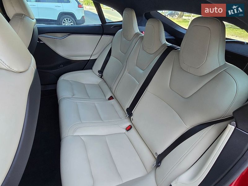 Лифтбек Tesla Model S 2020 в Ужгороде