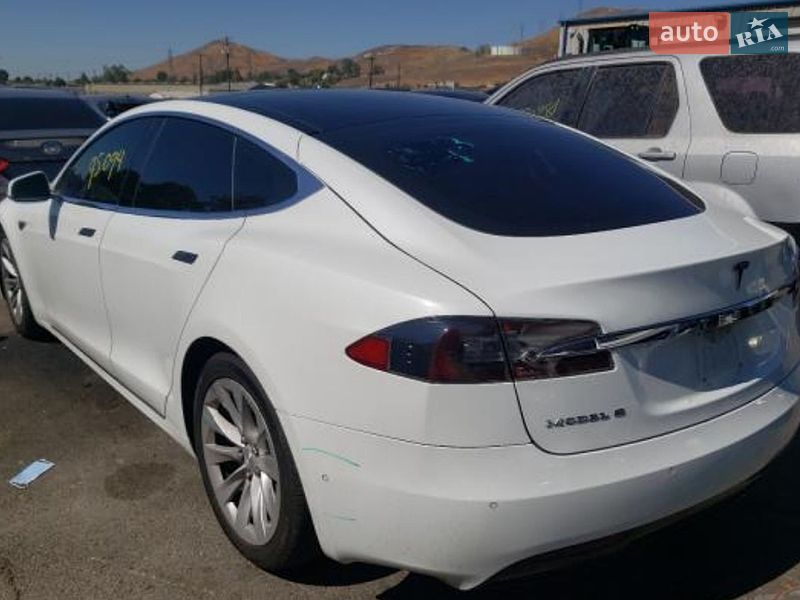 Лифтбек Tesla Model S 2016 в Черновцах