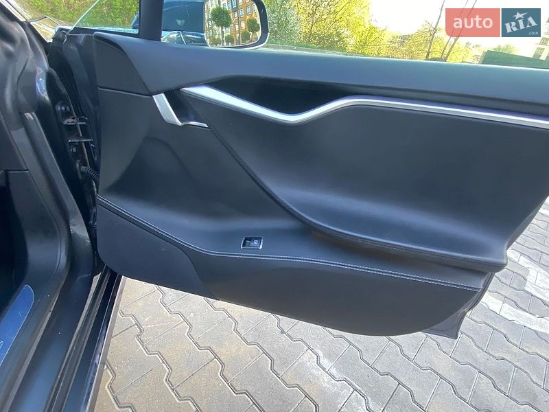 Лифтбек Tesla Model S 2017 в Киеве