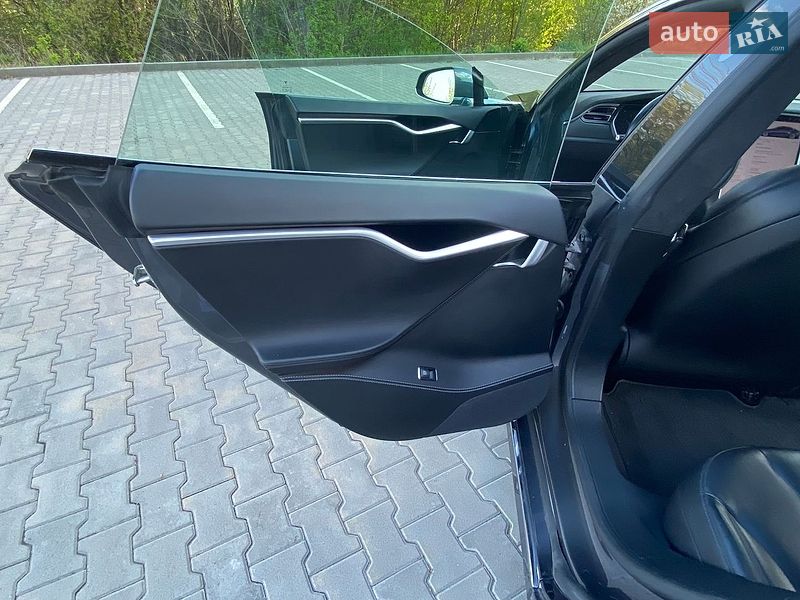 Лифтбек Tesla Model S 2017 в Киеве