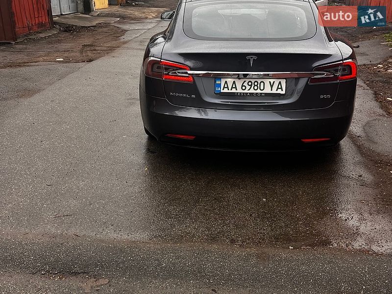 Лифтбек Tesla Model S 2017 в Киеве