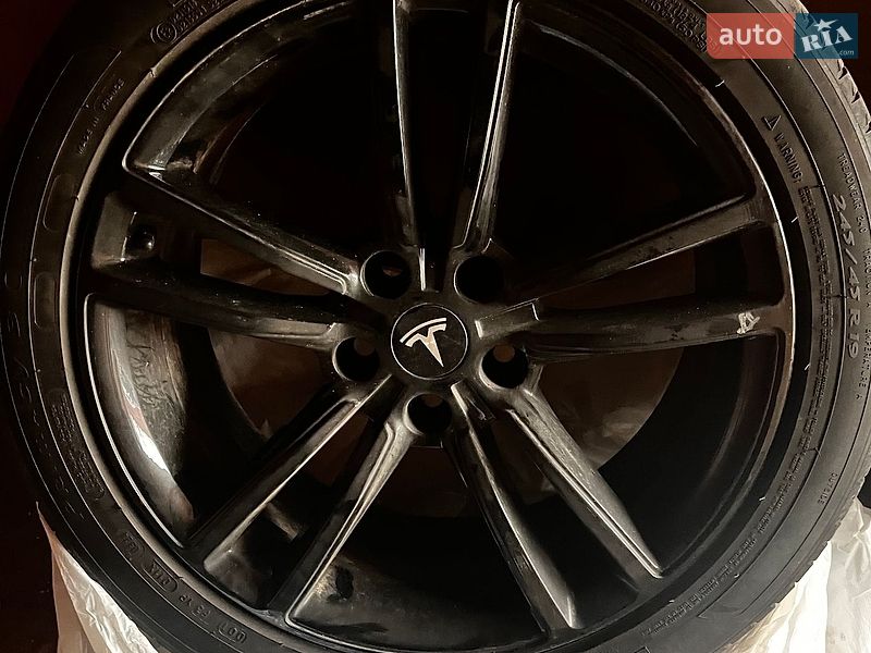 Лифтбек Tesla Model S 2017 в Киеве