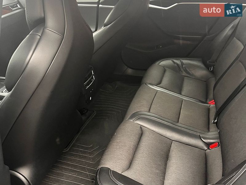 Лифтбек Tesla Model S 2017 в Киеве