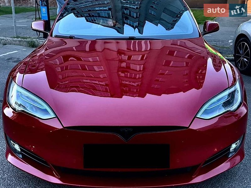 Лифтбек Tesla Model S 2017 в Сходнице