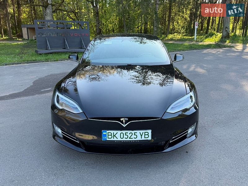 Лифтбек Tesla Model S 2018 в Клевани