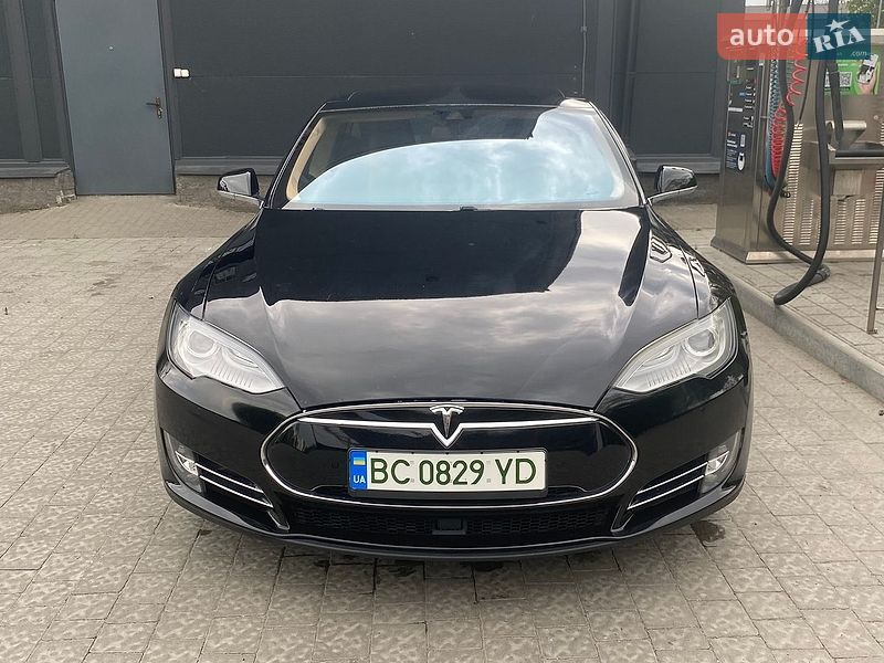 Ліфтбек Tesla Model S 2015 в Стрию