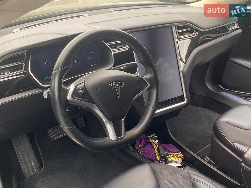 Ліфтбек Tesla Model S 2015 в Стрию