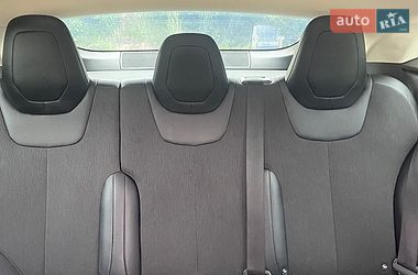 Ліфтбек Tesla Model S 2015 в Стрию