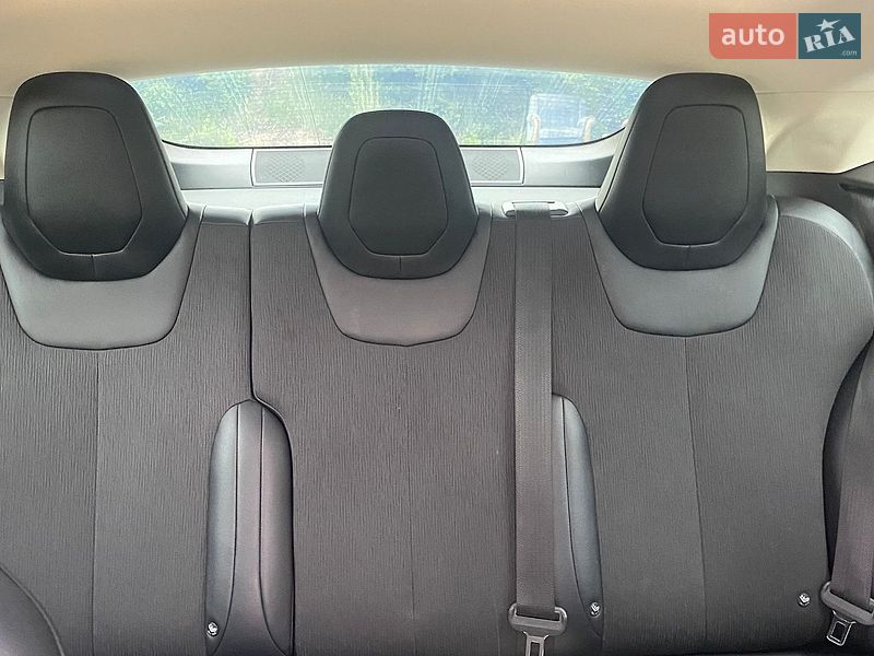 Ліфтбек Tesla Model S 2015 в Стрию