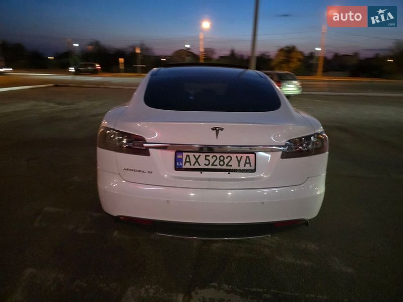 Ліфтбек Tesla Model S 2016 в Харкові