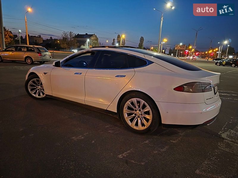 Ліфтбек Tesla Model S 2016 в Харкові