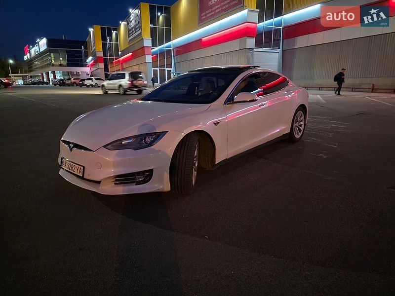 Ліфтбек Tesla Model S 2016 в Харкові