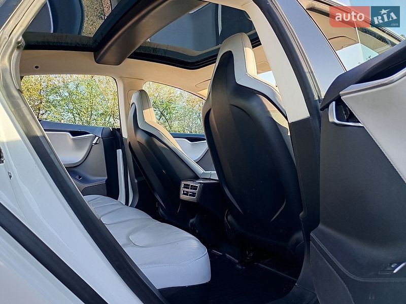 Ліфтбек Tesla Model S 2013 в Сарнах