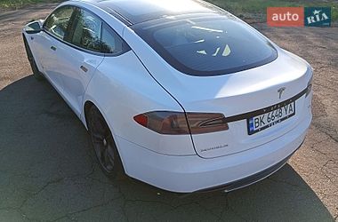 Ліфтбек Tesla Model S 2013 в Сарнах