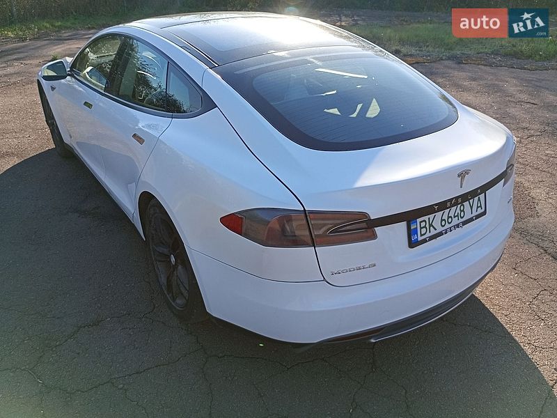 Ліфтбек Tesla Model S 2013 в Сарнах