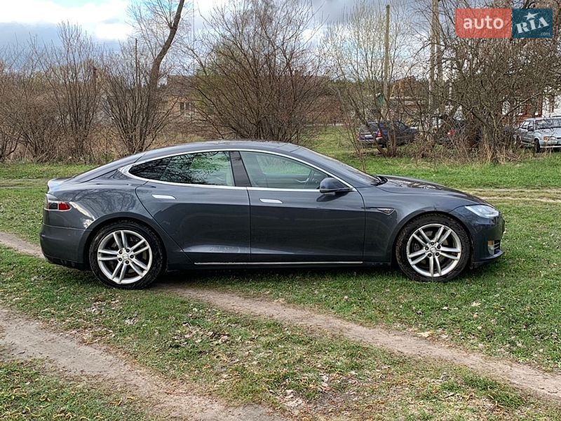 Лифтбек Tesla Model S 2015 в Чернигове