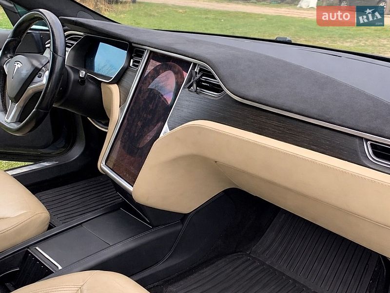 Лифтбек Tesla Model S 2015 в Чернигове