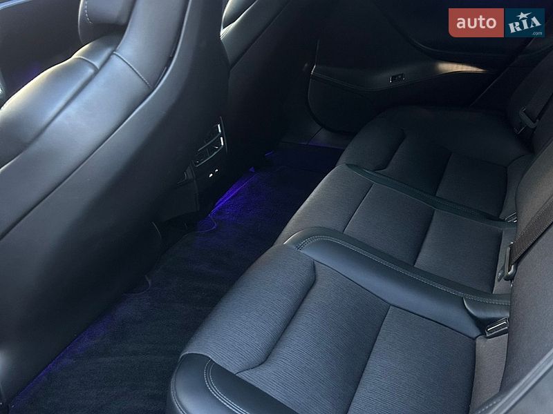Ліфтбек Tesla Model S 2017 в Пирятині