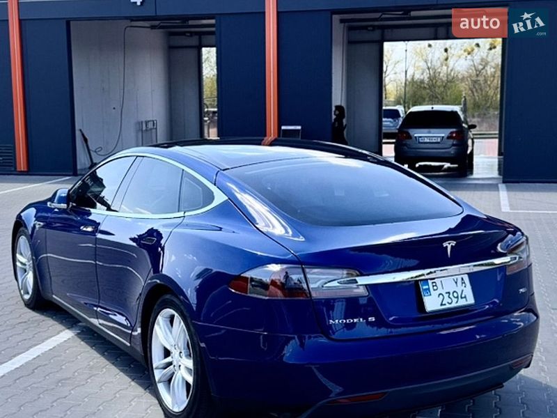 Лифтбек Tesla Model S 2015 в Виннице