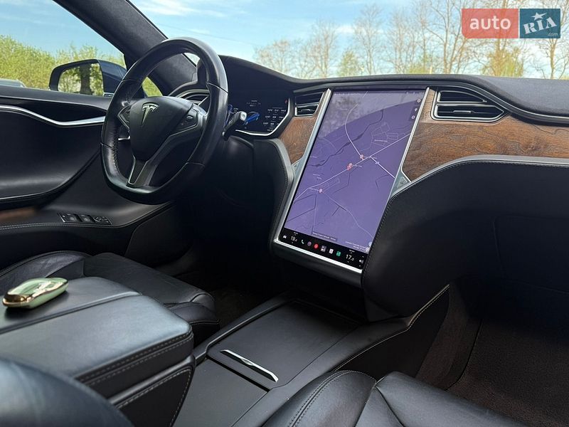 Ліфтбек Tesla Model S 2017 в Івано-Франківську