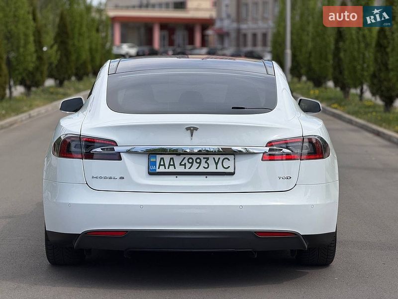 Лифтбек Tesla Model S 2015 в Киеве