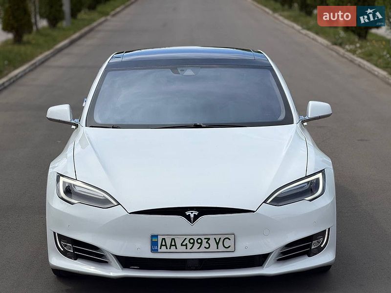 Лифтбек Tesla Model S 2015 в Киеве