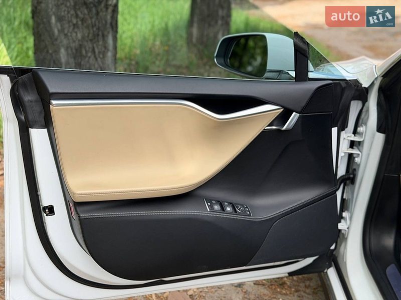 Лифтбек Tesla Model S 2015 в Киеве