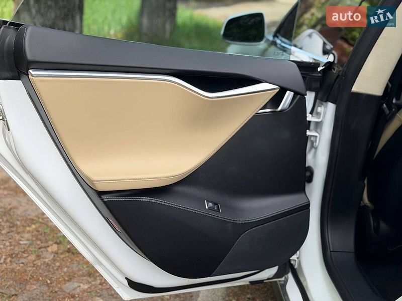 Лифтбек Tesla Model S 2015 в Киеве