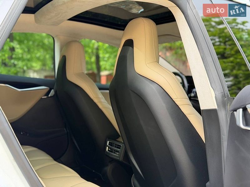 Лифтбек Tesla Model S 2015 в Киеве