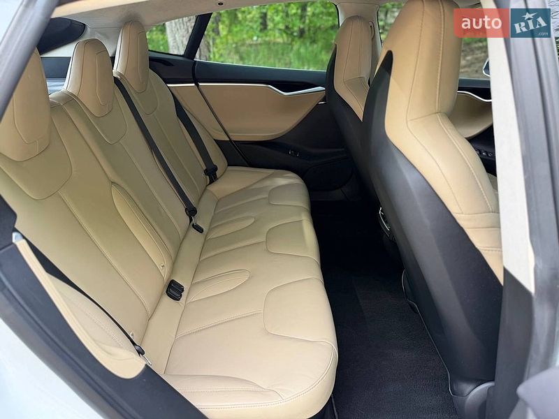 Лифтбек Tesla Model S 2015 в Киеве