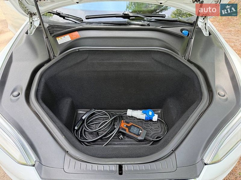 Лифтбек Tesla Model S 2015 в Киеве