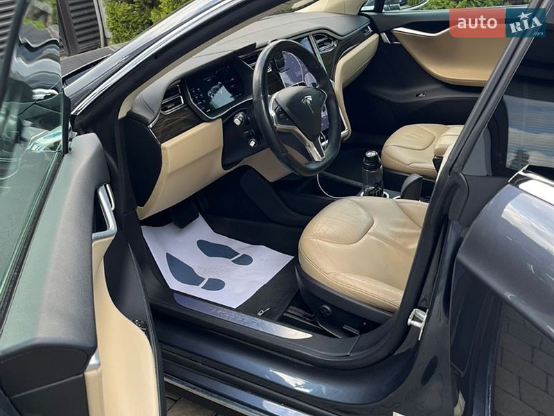 Ліфтбек Tesla Model S 2015 в Львові