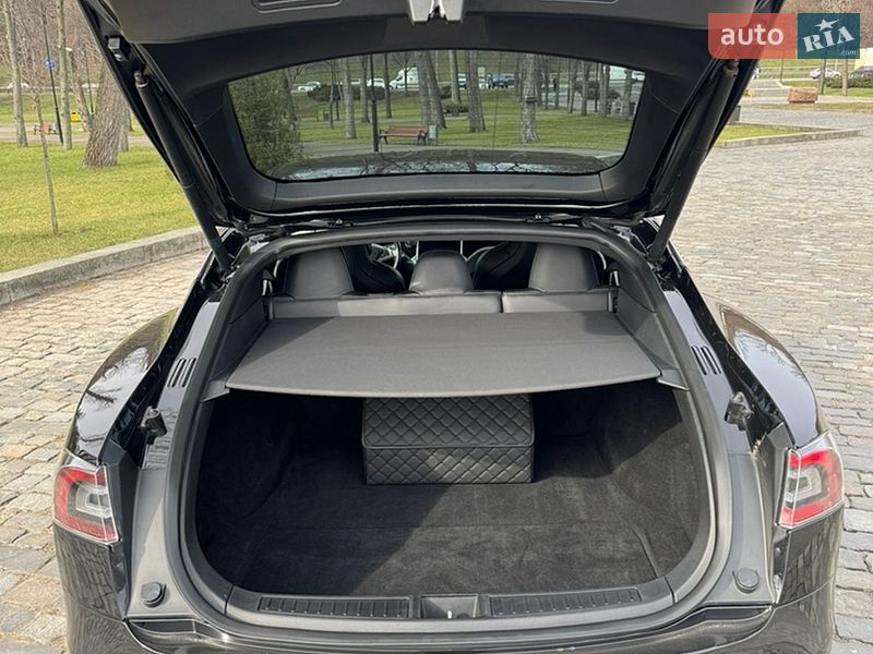 Лифтбек Tesla Model S 2017 в Киеве