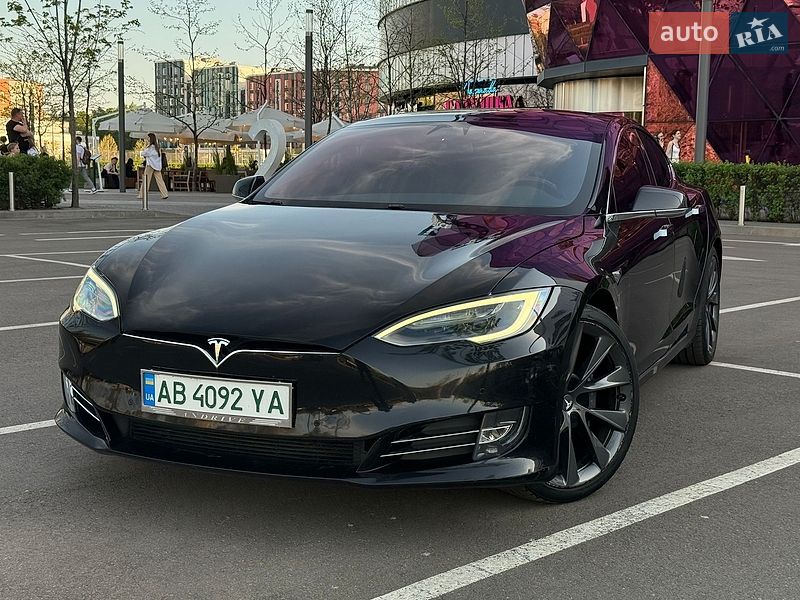 Лифтбек Tesla Model S 2018 в Киеве