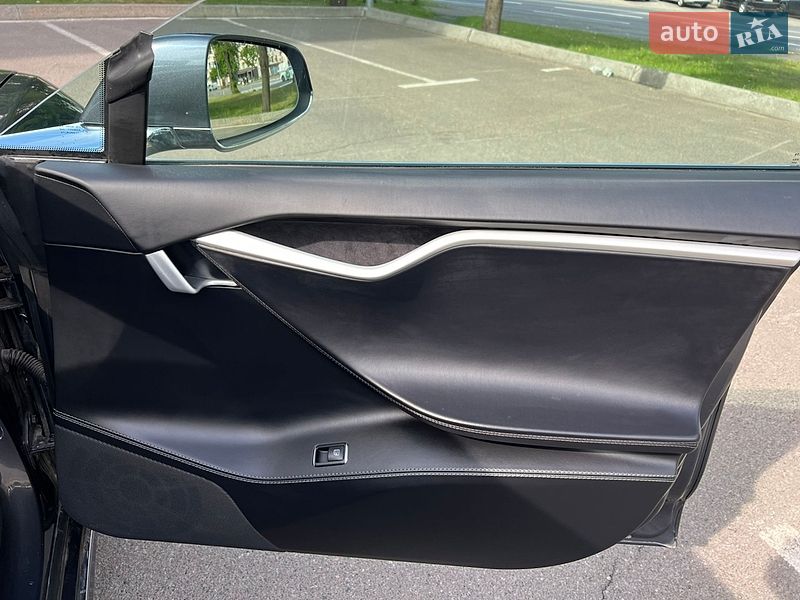 Лифтбек Tesla Model S 2018 в Киеве