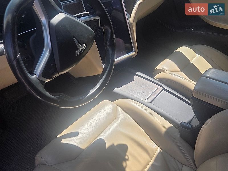 Лифтбек Tesla Model S 2017 в Житомире