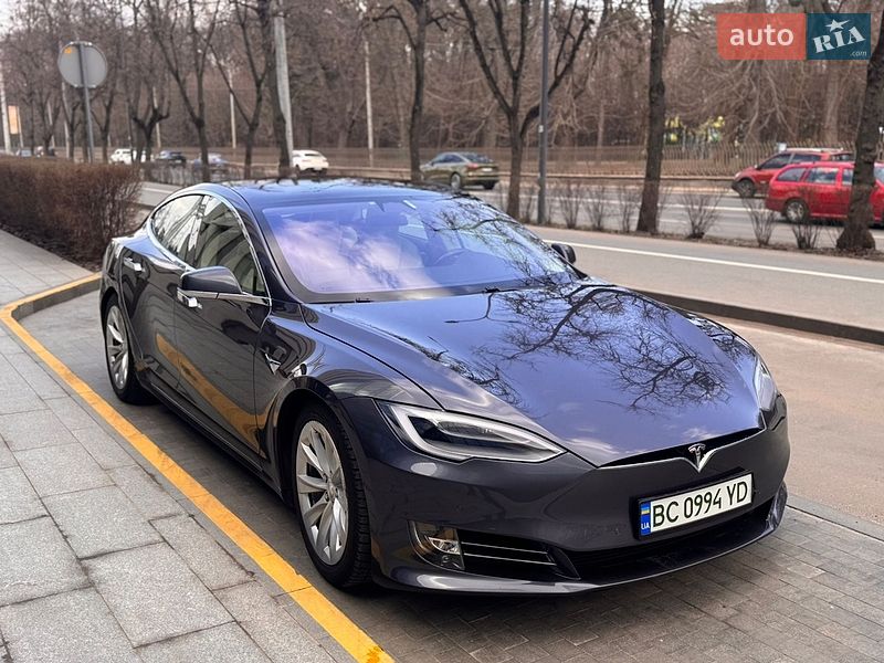 Ліфтбек Tesla Model S 2017 в Львові