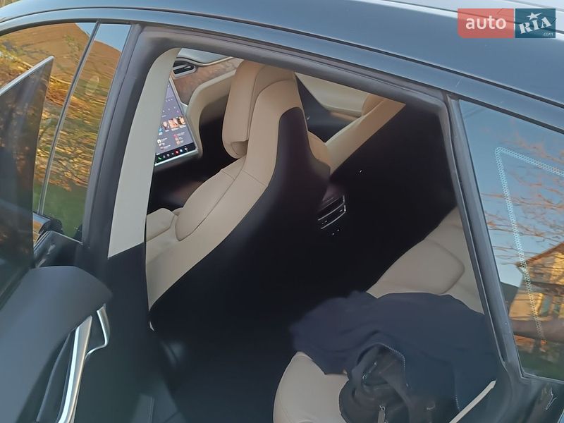 Лифтбек Tesla Model S 2017 в Львове